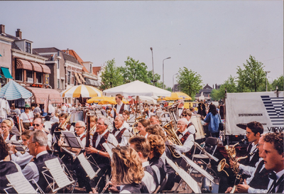 NOC-057000248 Harmonie Crescendo Purmerend op 5 mei 1995. Helemaal rechts Ton Vermeulen en Koos van Zijp, beiden op ...